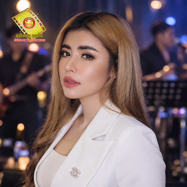 'ក្រៅពីបងមានអ្នកស្រលាញ់អូន (Acoustic)' cover art