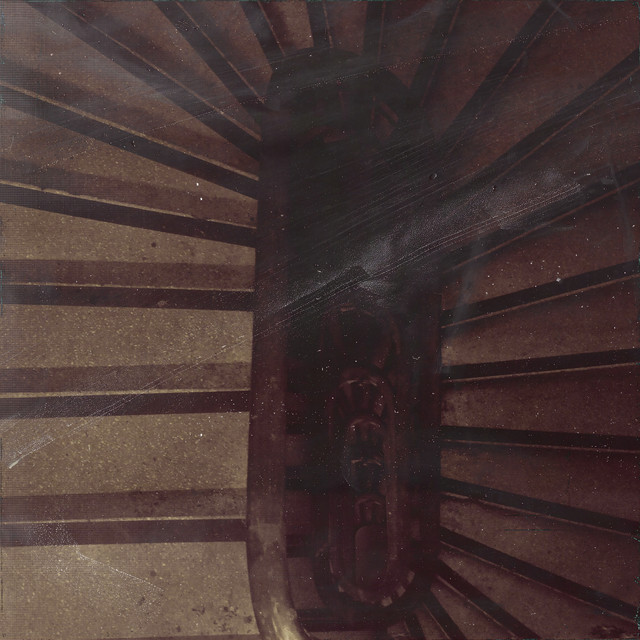 'her şeyi sunar' cover art