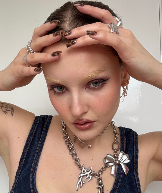 Eloise Keeble - Official Artist Photo